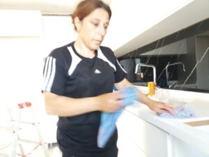 Halkalı ev temizliği hizmeti veren profesyonel temizlik personeli